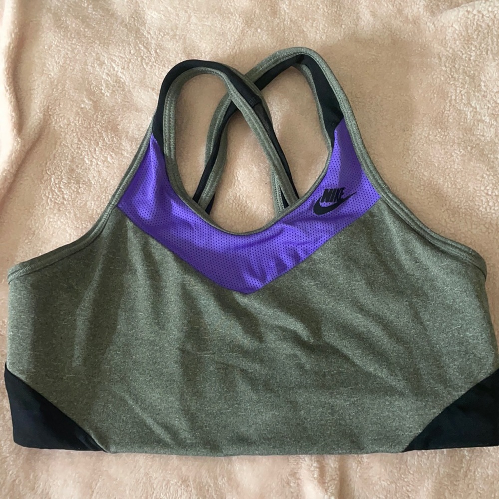 NIKE sports bra!
DRI FIT
Size medium